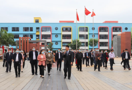 全市中小學校“校園黨旗紅”基層黨建整體提升工作現(xiàn)場推進會參會人員、玉林市民辦學校黨務工作培訓班學員到我校觀摩黨建工作